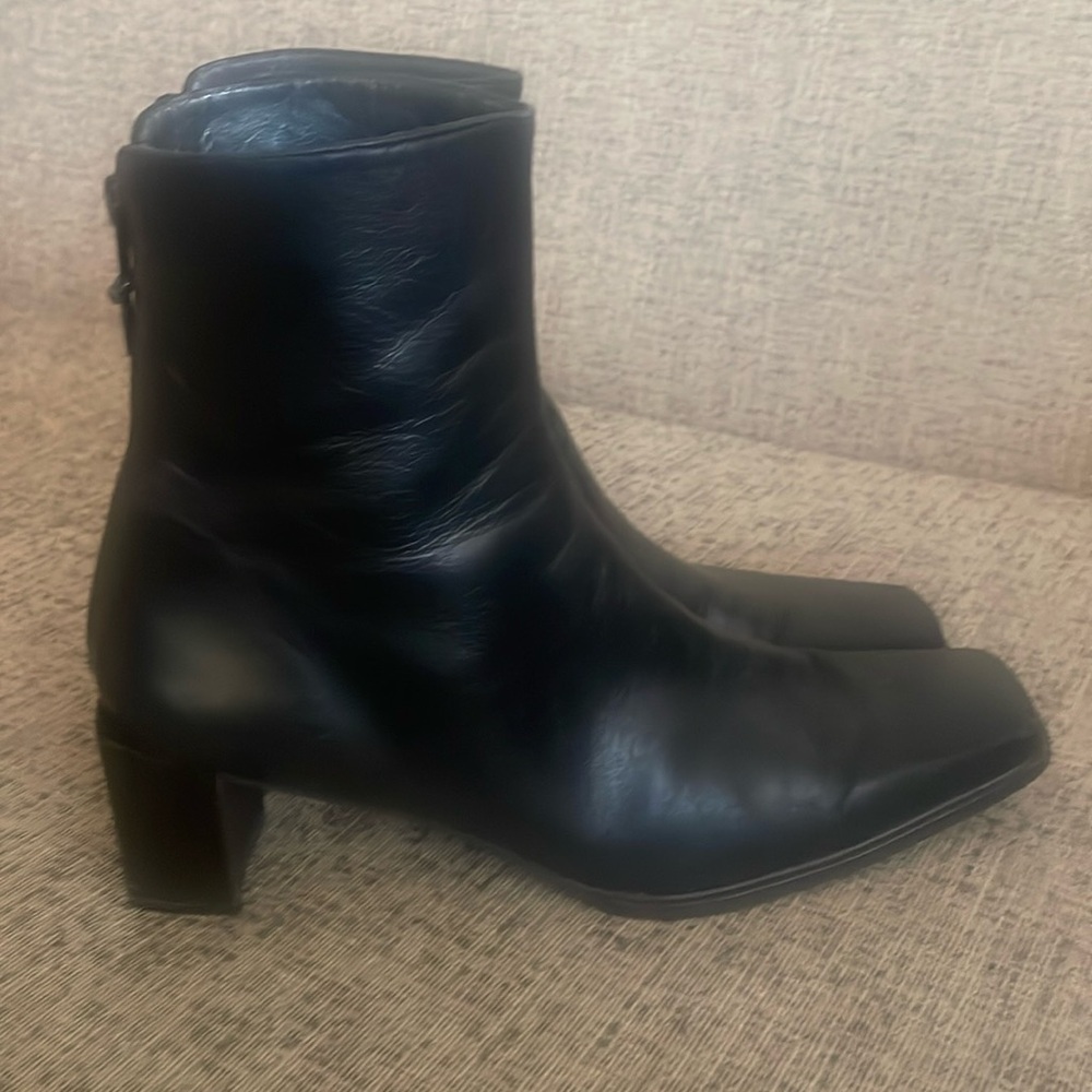 Stuart Weitzman Black Leather Ankle Boots 90s y2k style